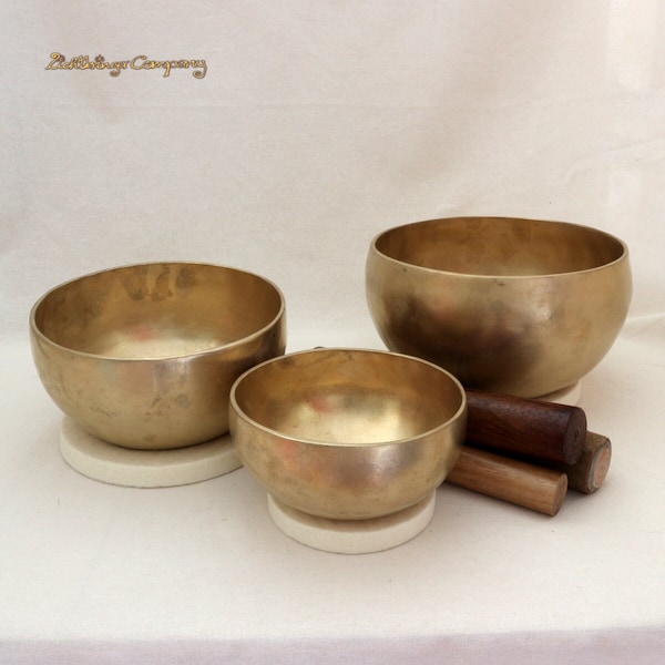 Singing bowl hand-beaten from bronze - rich sound with rich overtones