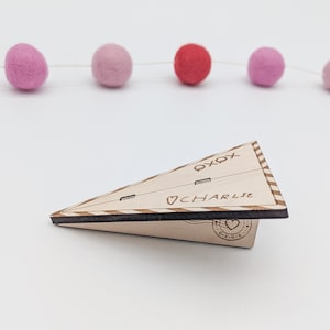 Papierflieger Valentinstag - Liebesbrief, personalisierter Name, Personalisierter Name, Holz graviert
