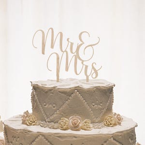 Wedding Cake Topper | Custom Bride and Groom | Rustic Wedding Décor | Mr & Mrs Cake Decoration | Custom Name Cake Topper