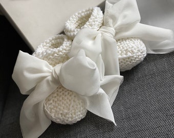 Baby booties - Newborn booties - White booties - Booties with bows - Newborn photo props - Newborn gift - Newborn wear - Sitter photo props