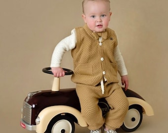 Strickoutfit für Jungen – Poloshirt mit Fliege, Weste und Hose, Requisite für Neugeborenenfotografie
