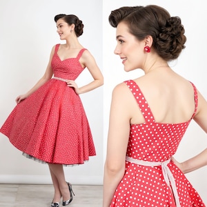 Puede incluir: Un vestido rojo de lunares con escote de coraz&oacute;n y tirantes finos. El vestido tiene un cintur&oacute;n blanco y una falda completa.