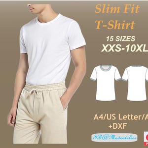 Peut inclure: Une maquette de t-shirt blanc ajusté avec un mannequin portant le t-shirt et un pantalon beige. L'image comprend également un dessin technique du t-shirt en vue de face et de dos. Le texte "Slim Fit T-Shirt", "15 SIZES", "XXS-10XL", "A4/US Letter/A0 +DXF", "SB@Modeatelier", et "PDF" est inclus dans l'image.