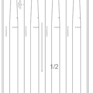 Peut inclure: Un dessin technique en noir et blanc d'un patron de jupe pliss&eacute;e. Le patron comprend des &eacute;tiquettes telles que "PLEAT" et "UNDERFOLD", avec des fl&egrave;ches indiquant les directions de pliage. Le nombre "1/2" est &eacute;galement visible.