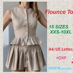 Op de afbeelding: Een beige gestreepte flounce top en rok set. De mouwloze top heeft een knoopsluiting aan de voorkant en een geplooid peplum. De rok is geplooid. Tekst op de afbeelding luidt "Flounce Top", "15 SIZES XXS-10XL" en "A4/US Letter/AO +DXF".