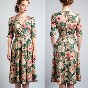 K&ouml;nnte beinhalten: Ein gr&uuml;nes Blumen-Midi-Kleid mit V-Ausschnitt und kurzen &Auml;rmeln. Das Kleid hat ein tailliertes Oberteil und einen weiten Rock.