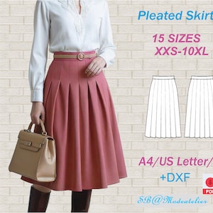 Puede incluir: Una mujer con una falda plisada rosa empolvado, cinturón a juego y bolso beige. La imagen incluye el texto "Pleated Skirt", "15 SIZES XXS-10XL" y diagramas de patrones de falda. La falda es de largo midi.