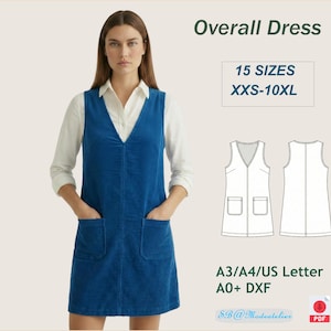 Könnte beinhalten: Eine Frau trägt ein blaues Cord-Overall-Kleid mit V-Ausschnitt und zwei Vordertaschen. Der Text "Overall Dress" und "15 SIZES XXS-10XL" sind sichtbar. Das Kleid ist in den Größen XXS-10XL erhältlich.