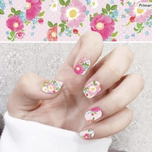 Decalcomanie ad acqua per nail art floreale: nail art con fiori primaverili ed estivi