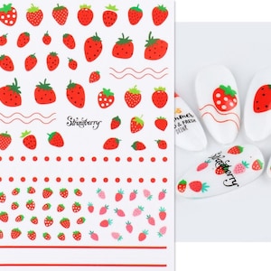 Può includere: Un foglio di adesivi per unghie a tema fragola. Il foglio presenta fragole di varie dimensioni e stili, tra cui alcune con pois bianchi. Il foglio include anche una fila di punti rossi e una fila di linee rosse. Il testo "Strawberry" appare sul foglio.