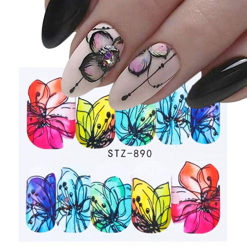 K&ouml;nnte beinhalten: Nagelaufkleber mit einem floralen Design in den Farben Rosa, Blau, Gelb und Gr&uuml;n. Die Aufkleber haben einen Aquarell-Effekt und schwarze Umrisse. Der Text "STZ-890" ist auf dem Blatt gedruckt.