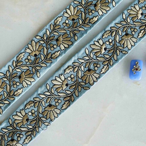 Bordure brodée florale bleu blanc, bordure florale bleu poudré, dentelle florale bleue, bordure en tissu indien, bordure florale en sari, prix/mètre cube