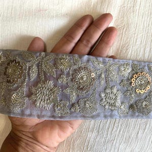 Borde bordado floral de oro gris, borde de red de lentejuelas, encaje de tejido gris, ribete de tela india, borde saree, インド刺繍リボン, Precio/mtr