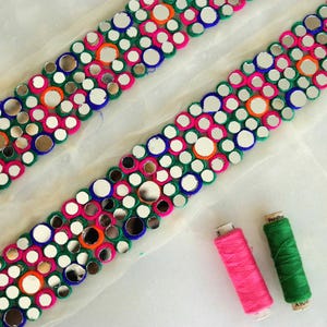 カラフルなミラー刺繍トリム、手作りマルチカラーレインボーミラーレース、インド生地サリーボーダー、インド刺繍リボン 画像 1