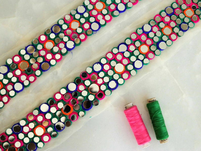 カラフルなミラー刺繍トリム、手作りマルチカラーレインボーミラーレース、インド生地サリーボーダー、インド刺繍リボン 画像 1