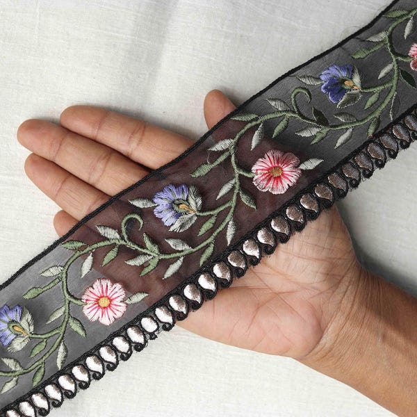 Czarno-różowe, haftowane kwiatowe wykończenia: różowo-niebieska indyjska tkanina z organzy, bordiura z bibułki do sari