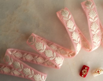 Bordo ricamato floreale rosa bianco, bordo ricamato in rete di tessuto indiano, pizzo Lucknowi Chikankari, bordo sari bianco rosa, インド刺繍リボン, Prezzo/mtr