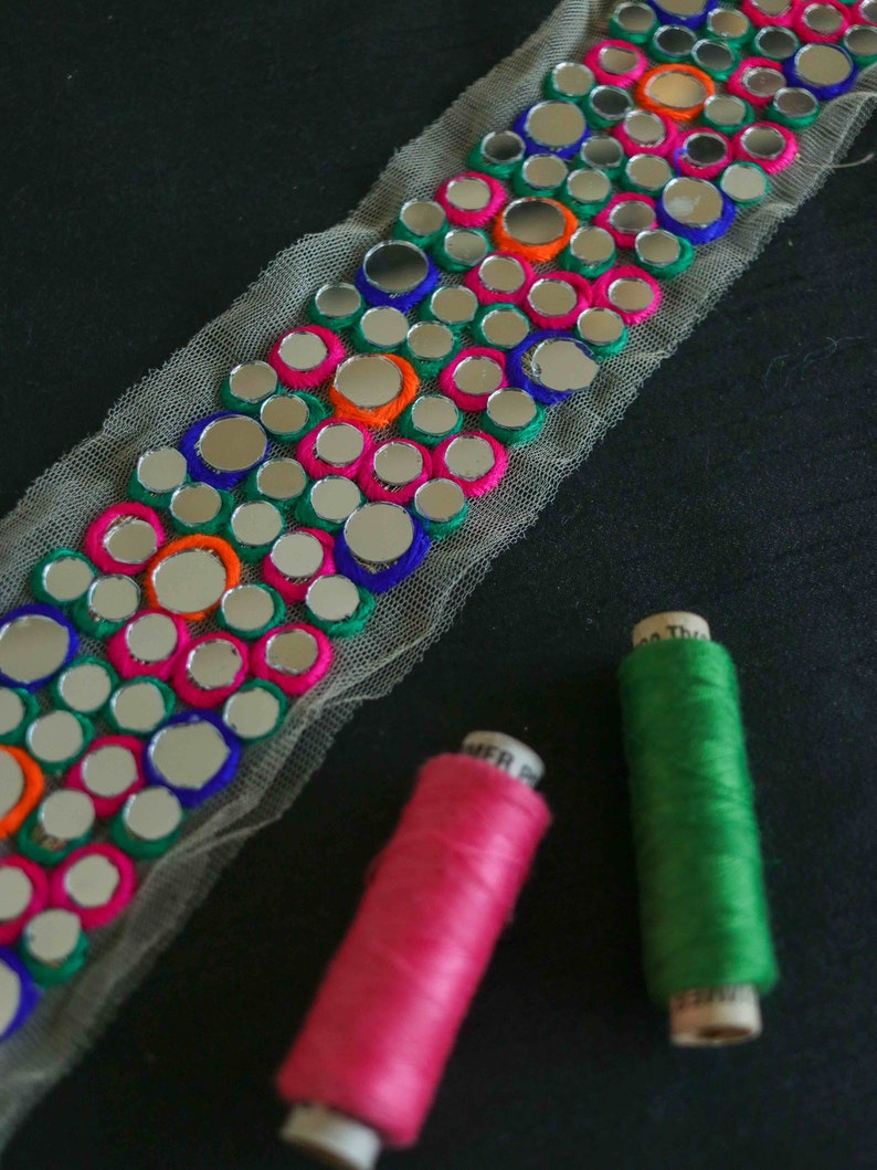 カラフルなミラー刺繍トリム、手作りマルチカラーレインボーミラーレース、インド生地サリーボーダー、インド刺繍リボン 画像 3