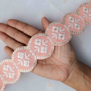 Borde bordado de vieira blanca melocotón, encaje de corte rosa pastel, redondo, borde saree de tela india, インド刺繍リボン