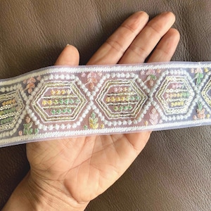 White Pastel Embroidered Net Trim: Floral Hexagon Sequin Lace, Indian Fabric Saree Border, インド刺繍リボン