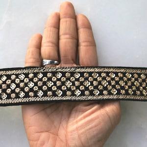 Bordatura in paillettes di velluto nero e oro: pizzo in tessuto indiano ricamato, bordo per sari