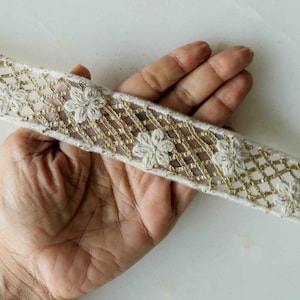 Finiture ricamate floreali in oro bianco, bordo sari in tessuto indiano, pizzo Zari Net, インド刺繍リボン