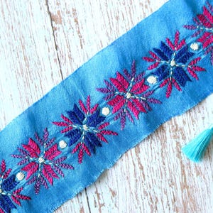 Bordure florale brodée rose bleu, dentelle bleue géométrique Phulkari, bordure de sari en tissu indien bohème,