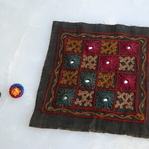 Parche bordado Kutchi multicolor negro, aplique de espejo bohemio terroso hecho a mano