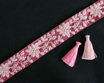 ピンクホワイトの花柄刺繍トリム：ラクノウィチカンカリレース、インド