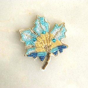 Parche de cuentas de hoja de arce azul, bordado a mano, con diseño de hoja peculiar, forma de bandera de Canadá.