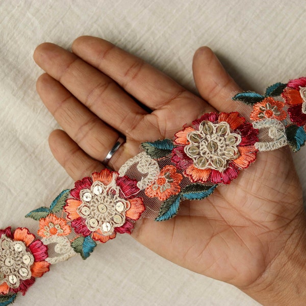 Brzoskwiniowe kwiatowe wycięcie, haftowane wykończenia, cekinowa koronka z siateczki, indyjska tkanina Saree Border, インド刺繍リボン
