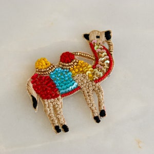 Beige röd kamelfärgad broderad lapp, handgjord broderad applikation, djurlapp, fransk knut sy-på applikation, denim DIY-lapp, jultillbehör