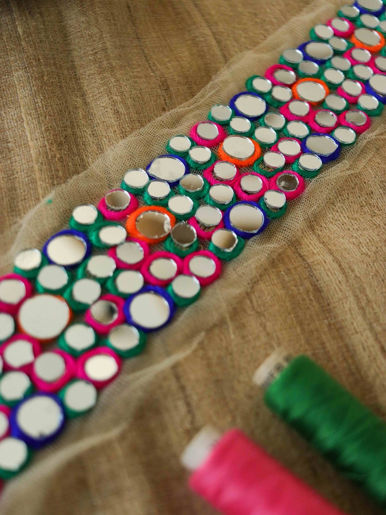 カラフルなミラー刺繍トリム、手作りマルチカラーレインボーミラーレース、インド生地サリーボーダー、インド刺繍リボン 画像 6