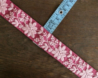ピンクホワイトの花柄刺繍トリム：ラクノウィチカンカリレース、インド
