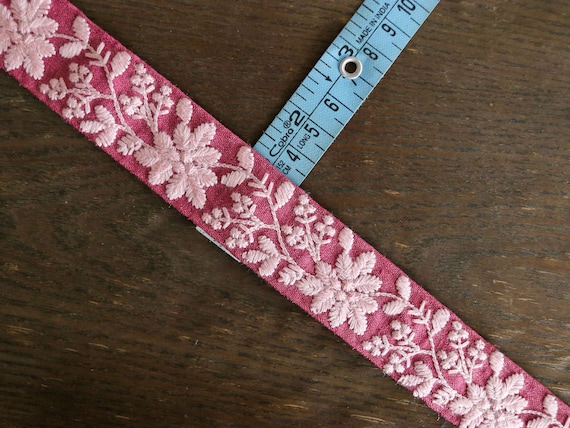 ピンクホワイトの花柄刺繍トリム：ラクノウィチカンカリレース、インド