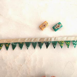 Ribete de samosa triangular bandhani verde, encaje de banderín con tinte de corbata, borde de tela india Gota Saree