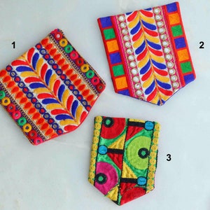 Puede incluir: Tres bolsas bordadas de colores con diferentes patrones. Las bolsas están hechas de tela y tienen una variedad de colores, incluyendo rojo, azul, verde, amarillo y naranja. Las bolsas están decoradas con espejos y cuentas.