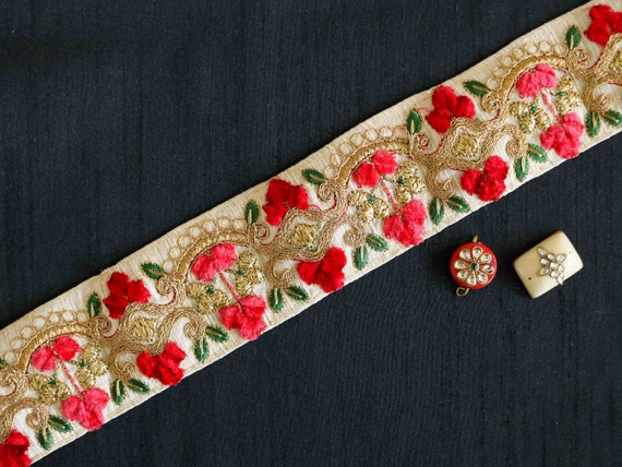 白と赤の花柄刺繍トリム、ベルベットの金色のザリレース、インド生地の