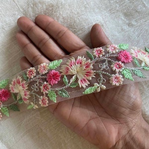 Geelroze geborduurde bloemenrand, crèmekleurige bloemenrand, geelroze netkant, Indiase stoffen rand, bloemen sari-rand, prijs/mtr