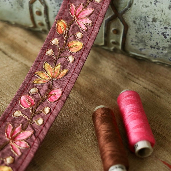 Brązowa, kwiatowa, cyfrowa lamówka z nadrukiem: brązowo-różowa koronka z nadrukiem, indyjskie sari