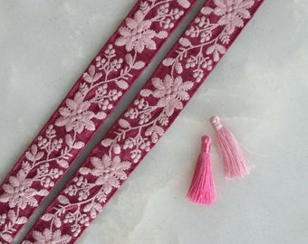 ピンクホワイトの花柄刺繍トリム：ラクノウィチカンカリレース、インド