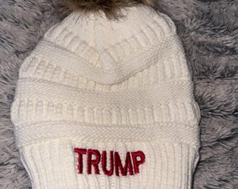 Gorro de punto bordado de Trump con pompón de piel sintética