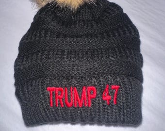 Gorro de punto MAGA bordado con pompón de piel sintética