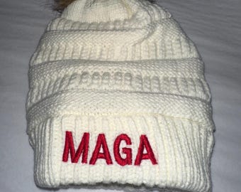 Gorro de punto bordado MAGA con pompón de piel sintética