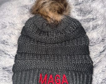 Gorro de punto MAGA bordado con pompón de piel sintética