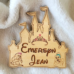 Cartes d'étape en bois personnalisées en forme de château sur le thème de la princesse