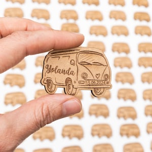 Segnaposto per matrimonio vintage a forma di furgone. Dettagli in MDF per gli ospiti in viaggio. Segnaposto a forma di roulotte con magneti.