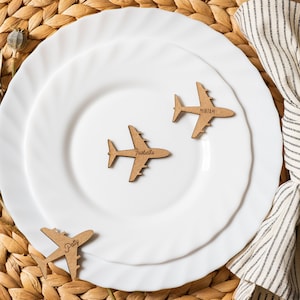 Marca sitios de boda en forma de Avión personalizados. Etiquetas regalo de madera MDF para invitados. Marca sitios de avión con imán