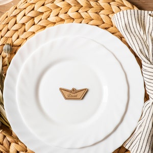 Marca sitios personalizados de madera para boda romántica en forma de barco de papel. Detalles para invitados de madera con imán