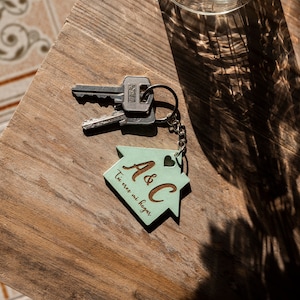 Liefdessleutelhanger in de vorm van een houten huis, jij bent mijn thuis. Valentijnscadeau. Markeer romantische details voor bruiloftsgasten.